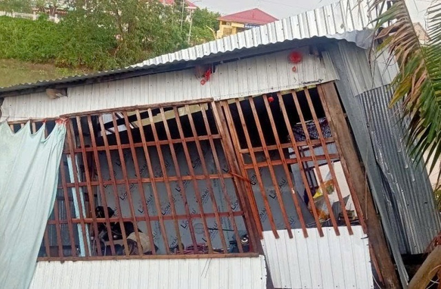 Gi&ocirc;ng lốc quật mạnh l&agrave;m hư hại 37 căn nh&agrave; ở Đồng Th&aacute;p - Ảnh 1.