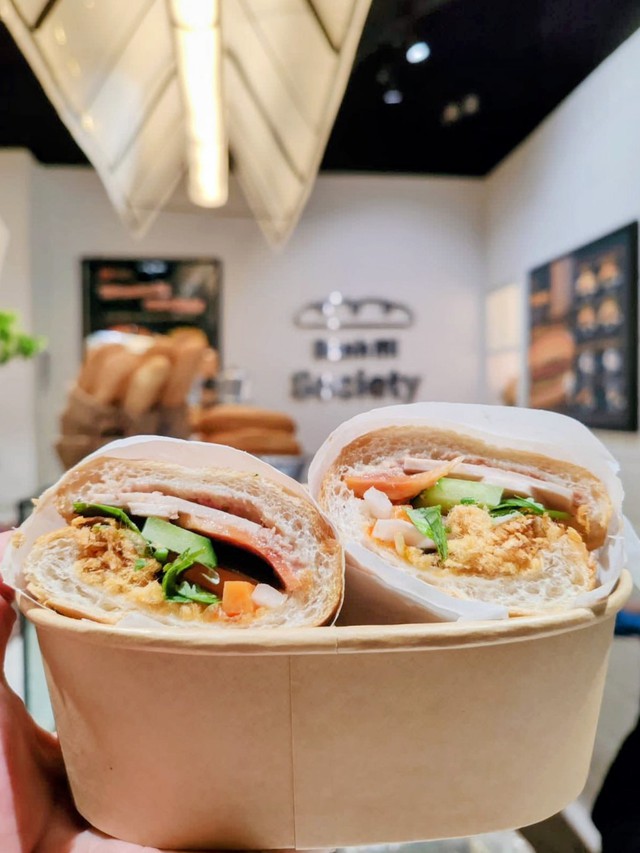 Từ m&oacute;n ăn đường phố, b&aacute;nh m&igrave; Việt bước v&agrave;o kh&aacute;ch sạn 4 sao ở Singapore - Ảnh 3.