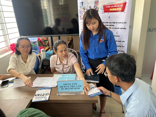 TP.HCM dư lao động ng&agrave;nh dịch vụ, nh&agrave; h&agrave;ng, thiếu thợ l&agrave;nh nghề - Ảnh 1.