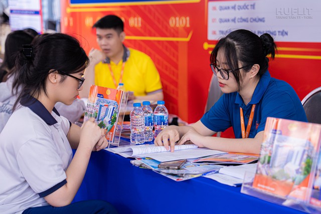 Huflit x&eacute;t học bạ nhận học bổng từ 15.4 - Ảnh 1.