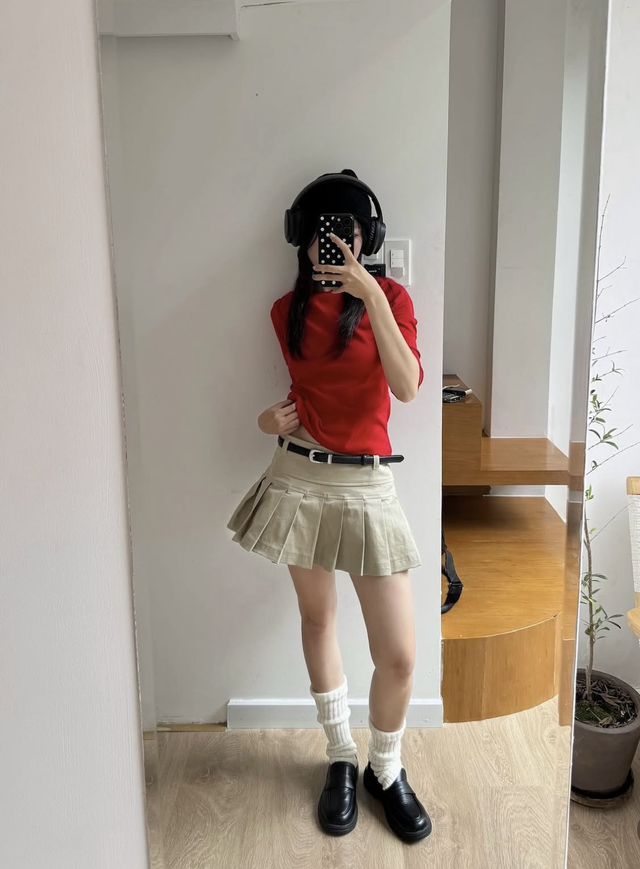 Làm mới bộ cánh cũ kỹ bằng thắt lưng da bản nhỏ tinh tế- Ảnh 2.