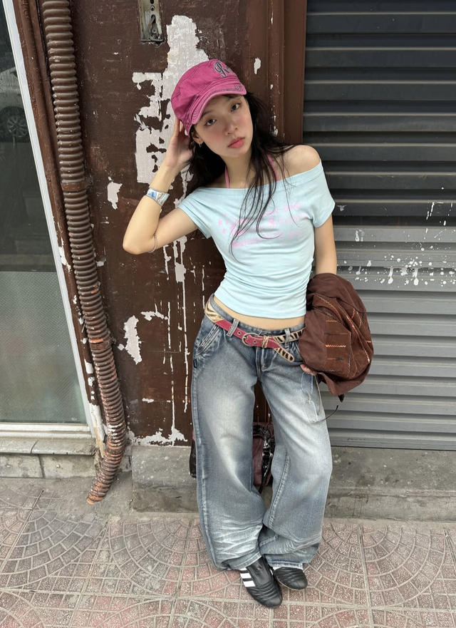 Làm mới bộ cánh cũ kỹ bằng thắt lưng da bản nhỏ tinh tế- Ảnh 3.
