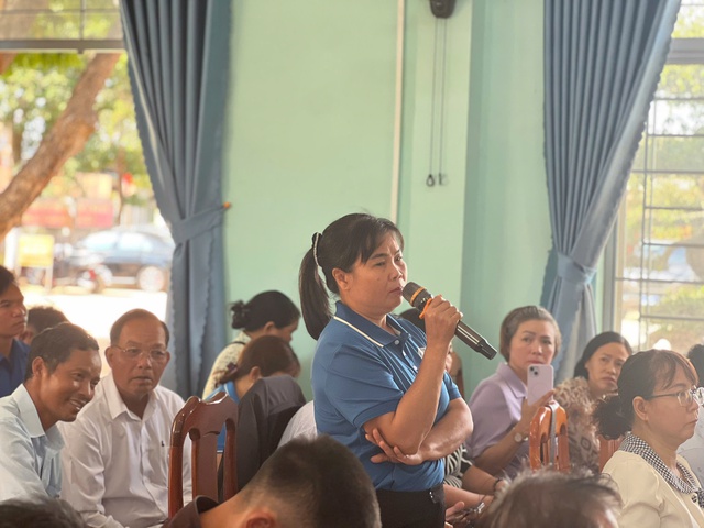 Tiếp x&uacute;c cử tri tại Ia Băng: Gỡ vướng về đất đai cho b&agrave; con Gia Lai - Ảnh 2.
