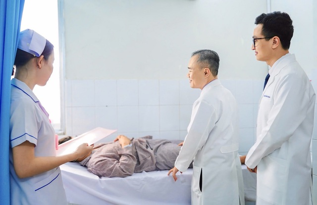 B&eacute; trai su&yacute;t mất tinh ho&agrave;n do cố chịu đau, b&aacute;c sĩ cảnh b&aacute;o - Ảnh 1.
