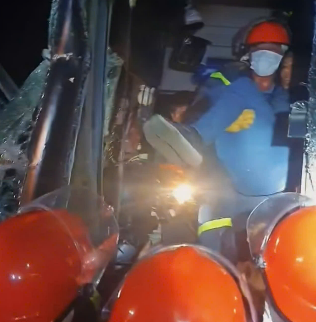 Giải cứu t&agrave;i xế xe kh&aacute;ch mắc kẹt trong cabin sau vụ tai nạn tr&ecirc;n cao tốc - Ảnh 1.
