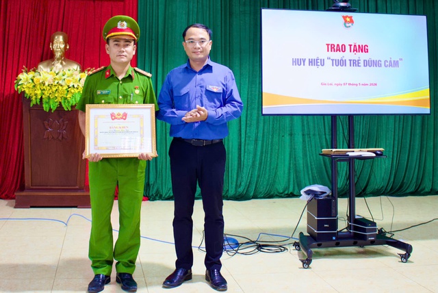 Trao huy hiệu 