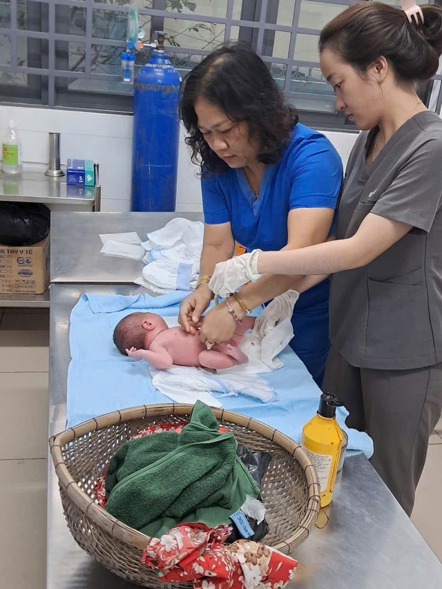 TP.HCM: C&ocirc;ng an phối hợp t&igrave;m người nh&agrave; của trẻ mới sinh bị bỏ rơi ngo&agrave;i ruộng - Ảnh 2.