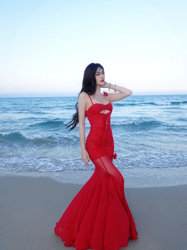 Hè rực rỡ cùng những thiết kế váy đuôi cá quyến rũ  - Ảnh 5.