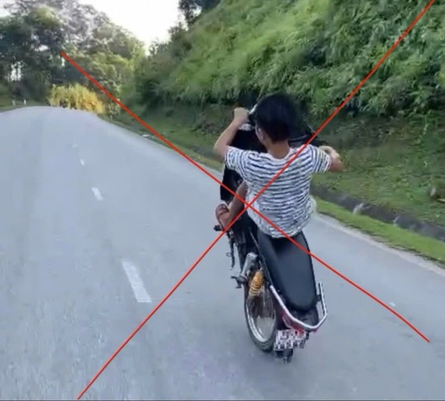 X&aacute;c minh thiếu ni&ecirc;n ngồi ghế sau bu&ocirc;ng 2 tay khi đi xe đạp điện - Ảnh 4.