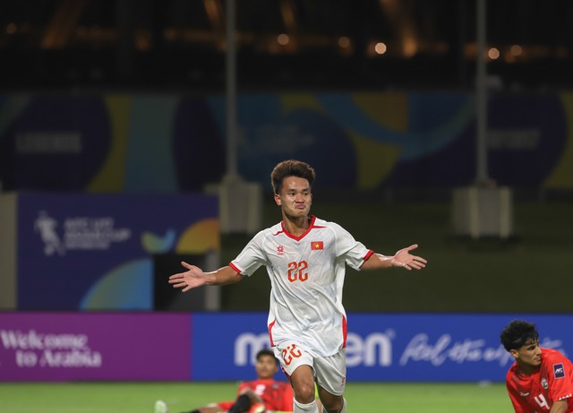 U.17 Việt Nam ph&aacute; dớp 10 năm kh&ocirc;ng thắng ở ch&acirc;u &Aacute;, HLV Roland x&uacute;c động &ocirc;m từng học tr&ograve;&hellip;- Ảnh 1.