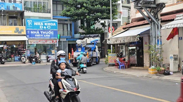 'Tiến thoái lưỡng nan' vì biển báo bị che khuất - Ảnh 2.