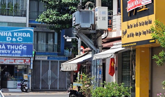 'Tiến thoái lưỡng nan' vì biển báo bị che khuất - Ảnh 3.