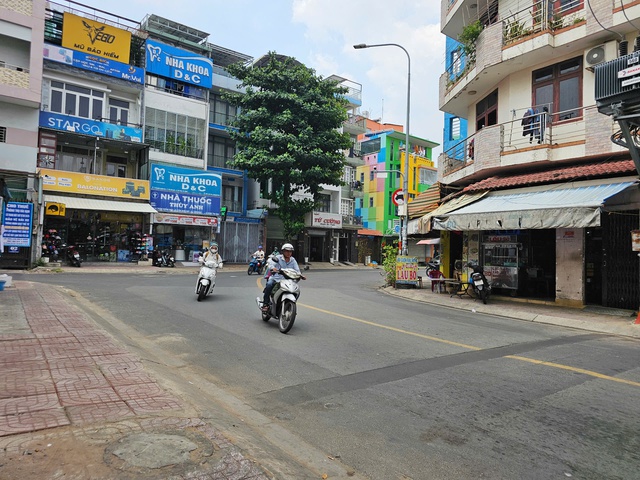 'Tiến thoái lưỡng nan' vì biển báo bị che khuất - Ảnh 1.