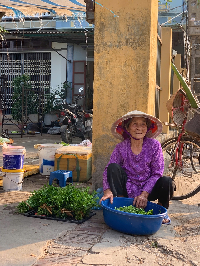 Cụ b&agrave; U.100 vẫn đạp xe đi chợ, nấu ăn - Ảnh 2.