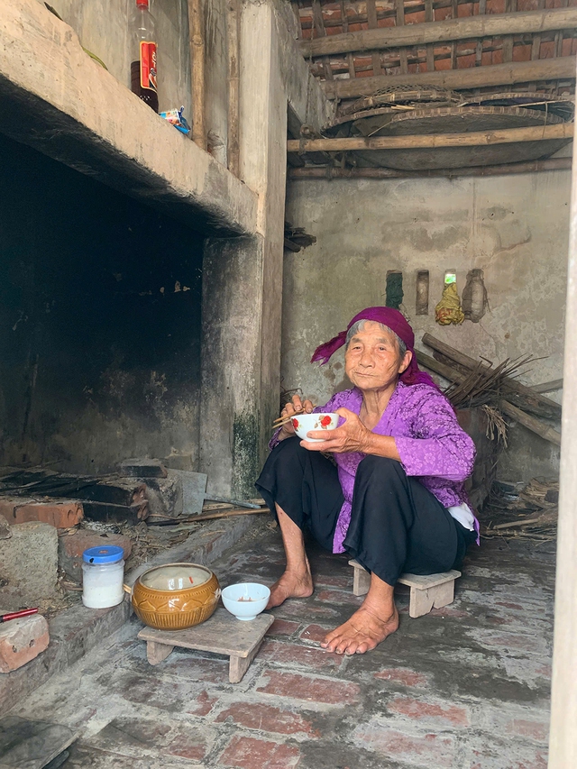 Cụ b&agrave; U.100 vẫn đạp xe đi chợ, nấu ăn - Ảnh 3.