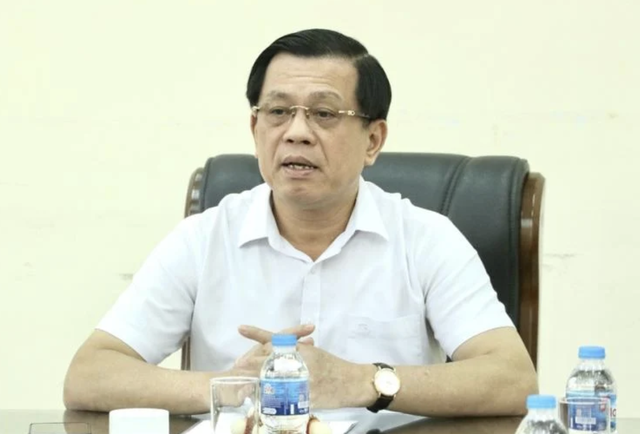 Kh&aacute;m x&eacute;t nơi l&agrave;m việc của cựu thứ trưởng, thu giữ hơn 5 tỉ đồng - Ảnh 1.