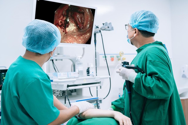 Chủ quan v&igrave; kh&ocirc;ng đau bụng, người đ&agrave;n &ocirc;ng su&yacute;t nguy kịch do xuất huyết ti&ecirc;u h&oacute;a - Ảnh 1.