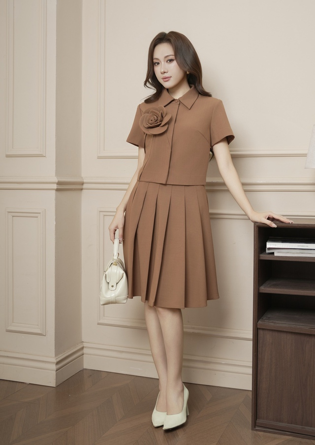 Tự tin, sang trọng hơn khi diện sơ mi lụa, sơ mi tay bồng- Ảnh 8. Tự tin, sang trọng hơn khi diện sơ mi lụa, sơ mi tay bồng- Ảnh 8.