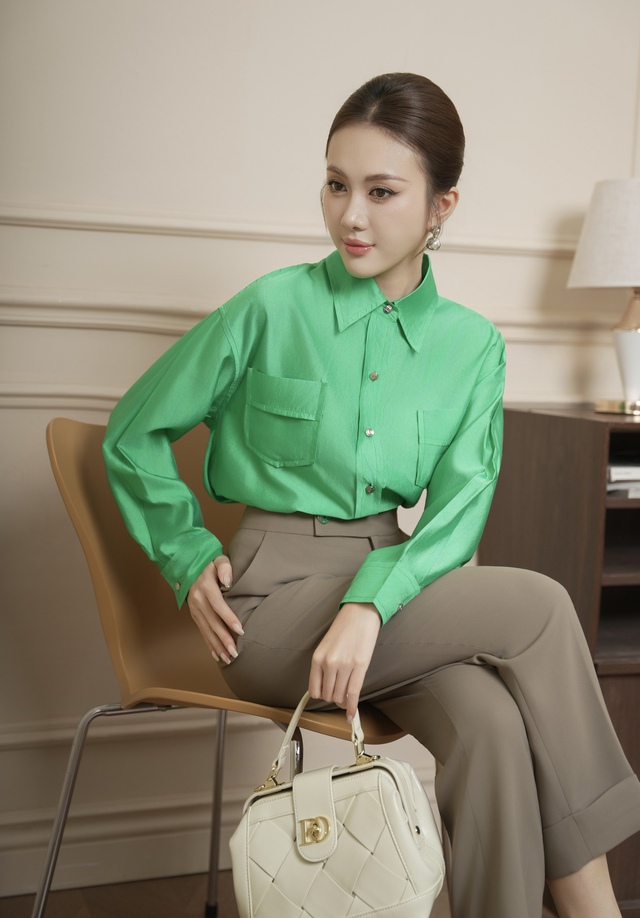 Tự tin, sang trọng hơn khi diện sơ mi lụa, sơ mi tay bồng- Ảnh 1. Tự tin, sang trọng hơn khi diện sơ mi lụa, sơ mi tay bồng- Ảnh 1.