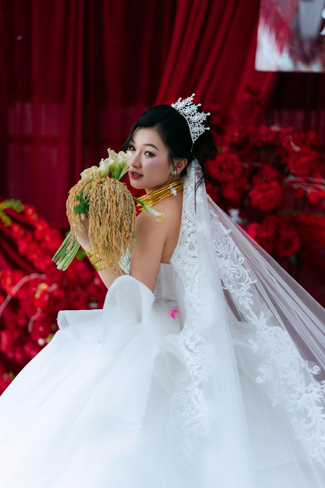 Cô dâu chọn bó lúa làm hoa cưới, ý nghĩa đằng sau gây chú ý - Ảnh 3.
