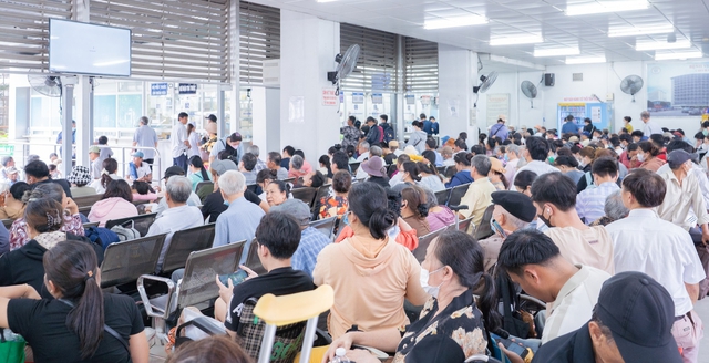 Bệnh viện Chợ Rẫy tiếp nhận bệnh nh&acirc;n đến kh&aacute;m ngoại tr&uacute; cao nhất lịch sử - Ảnh 1.