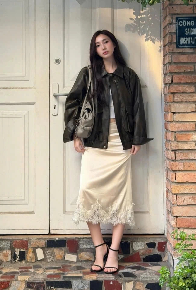 Diện chân váy satin phối ren điệu đà cho ngày mới thêm phần dịu dàng - Ảnh 1.