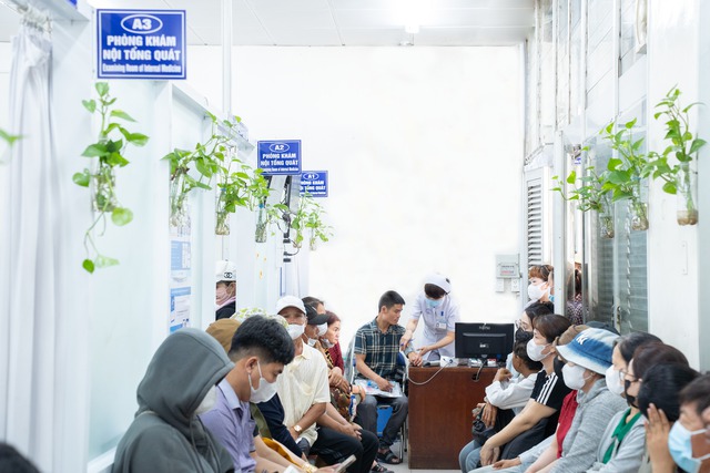 Bệnh viện Chợ Rẫy tiếp nhận bệnh nh&acirc;n đến kh&aacute;m ngoại tr&uacute; cao nhất lịch sử - Ảnh 2.