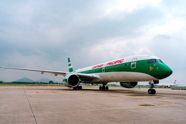 M&aacute;y bay phi&ecirc;n bản sinh nhật 80 tuổi của Cathay xuất hiện ở Nội B&agrave;i - Ảnh 1.