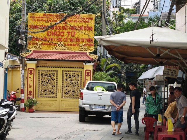 TP.HCM: Bắt nghi phạm n&eacute;m 'bom xăng', d&ugrave;ng dao tấn c&ocirc;ng 2 người bị thương - Ảnh 1.