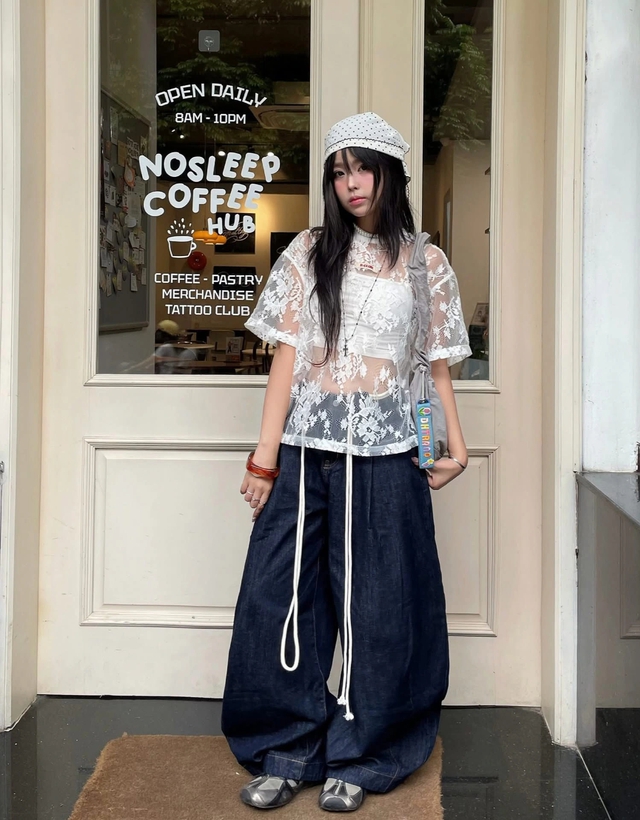 Những mẫu áo đẹp xuất sắc khi phối với quần jeans xanh- Ảnh 5.