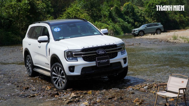 Ford Everest mới có thêm bản máy xăng tại Việt Nam, giá 1,629 tỉ đồng - Ảnh 2.