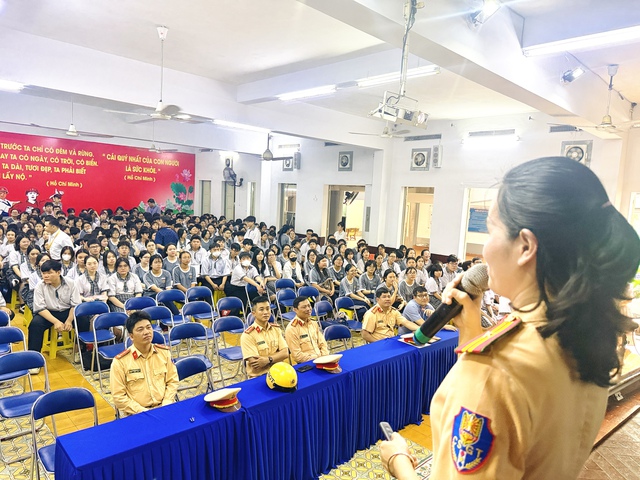 Nhiều học sinh, phụ huynh TP.HCM bị CSGT xử phạt v&igrave; hiểu sai quy định n&agrave;y - Ảnh 1.