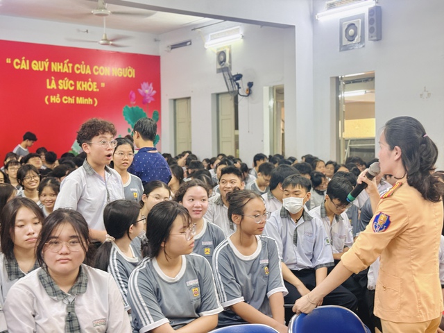 Nhiều học sinh, phụ huynh TP.HCM bị CSGT xử phạt v&igrave; hiểu sai quy định n&agrave;y - Ảnh 3.