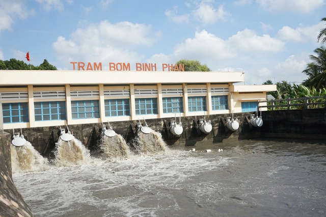 Giải cơn kh&aacute;t cho v&ugrave;ng đất bị x&acirc;m nhập mặn - Ảnh 2.