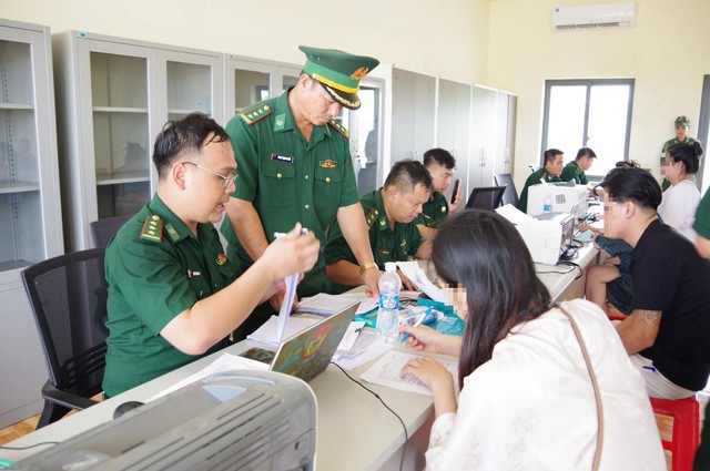 Tiếp nhận 18 c&ocirc;ng d&acirc;n Việt Nam do Campuchia b&agrave;n giao- Ảnh 3.