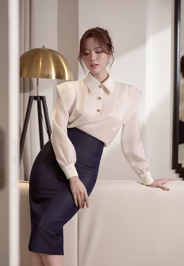 Tự tin, sang trọng hơn khi diện sơ mi lụa, sơ mi tay bồng- Ảnh 6. Tự tin, sang trọng hơn khi diện sơ mi lụa, sơ mi tay bồng- Ảnh 6.