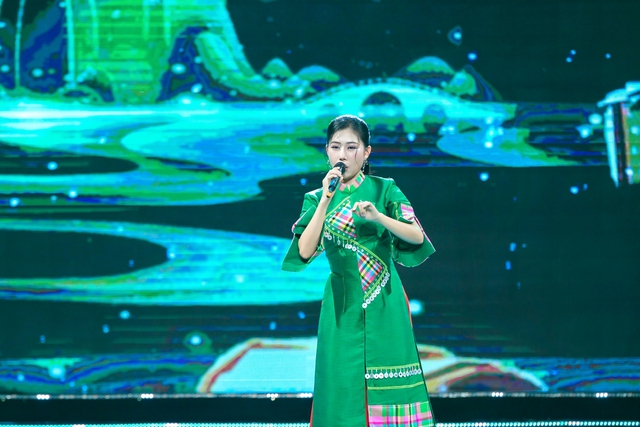 C&ocirc; g&aacute;i h&aacute;t 'B&agrave;i ca đất phương Nam' bị Th&aacute;i Ch&acirc;u g&oacute;p &yacute;  - Ảnh 1.
