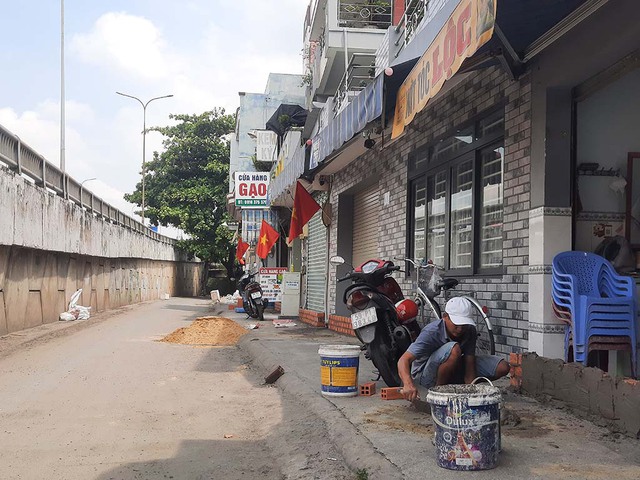X&acirc;y tường ngăn nước tr&agrave;n v&agrave;o nh&agrave;- Ảnh 1.