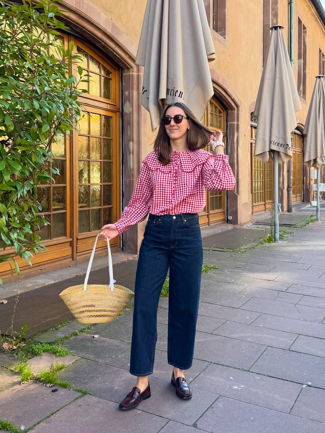Những mẫu áo đẹp xuất sắc khi phối với quần jeans xanh- Ảnh 7.