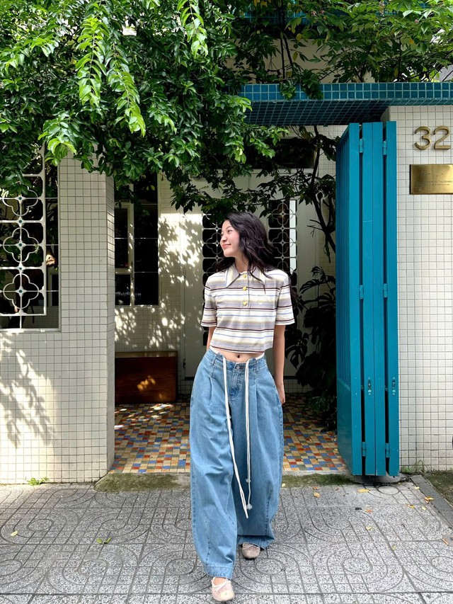 Những mẫu áo đẹp xuất sắc khi phối với quần jeans xanh- Ảnh 2.
