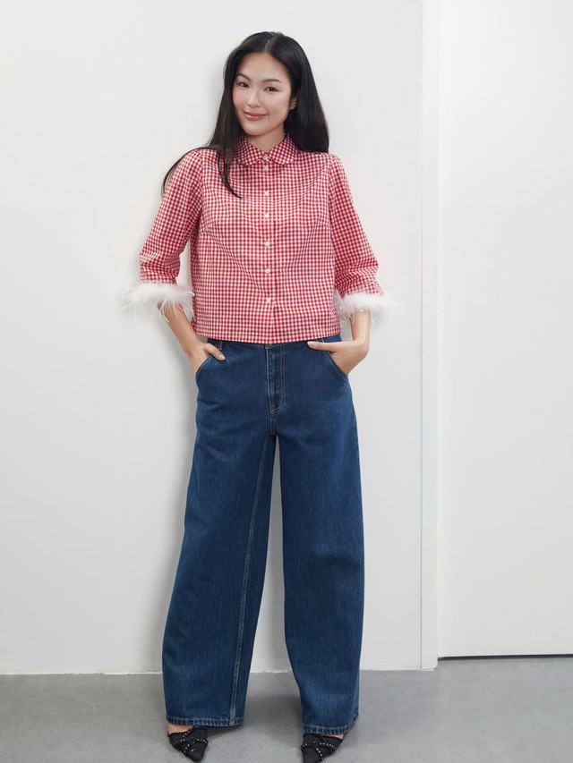 Những mẫu áo đẹp xuất sắc khi phối với quần jeans xanh- Ảnh 8.