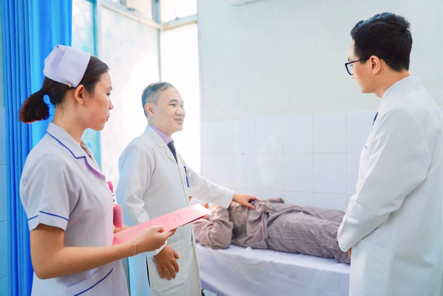 Cố n&eacute;n cơn đau l&uacute;c nửa đ&ecirc;m, nam sinh 14 tuổi ở TP.HCM su&yacute;t mất tinh ho&agrave;n - Ảnh 1.