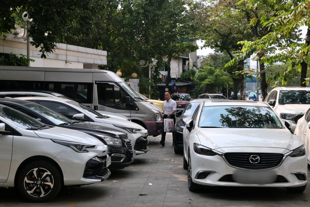 Hà Nội dự kiến tăng phí dùng vỉa hè để trông xe lên tối đa 400.000 đồng/m2/tháng- Ảnh 1.
