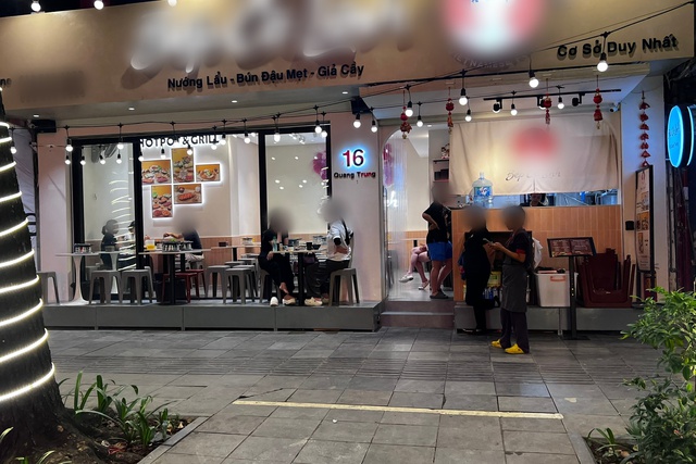 Hà Nội 'siết' vỉa hè, người dân mong có cơ chế thuê vì doanh thu 'lao dốc' - Ảnh 3.