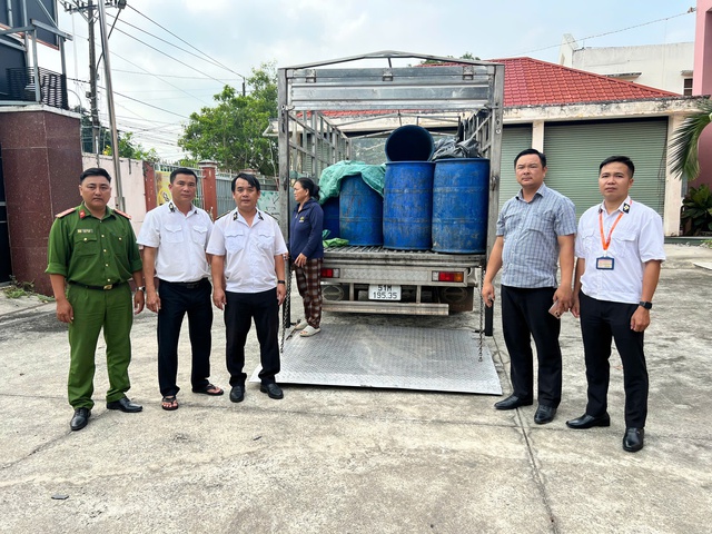 TP.HCM: Ph&aacute;t hiện 1 tấn heo chết, bốc m&ugrave;i h&ocirc;i thối tr&ecirc;n đường đi ti&ecirc;u thụ - Ảnh 1.