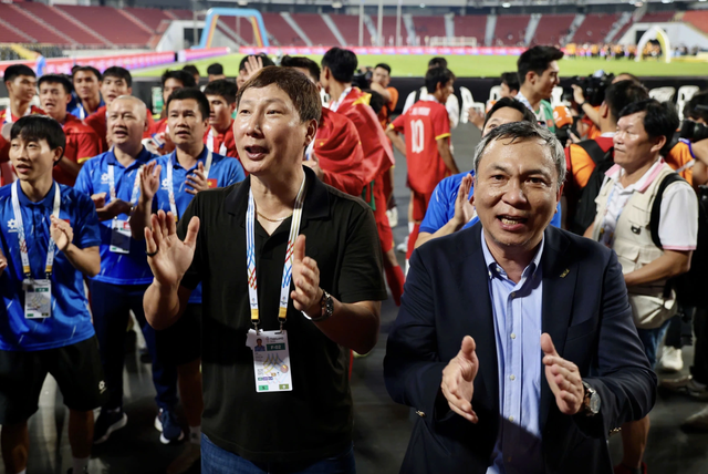 Chủ tịch VFF Trần Quốc Tuấn v&agrave; HLV Kim Sang-sik dự bốc thăm VCK Asian Cup 2027- Ảnh 1.