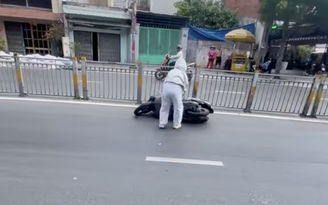 Truy t&igrave;m người l&agrave;m đổ mỡ b&ograve; khiến h&agrave;ng loạt xe m&aacute;y t&eacute; ng&atilde; ở TP.HCM - Ảnh 2.