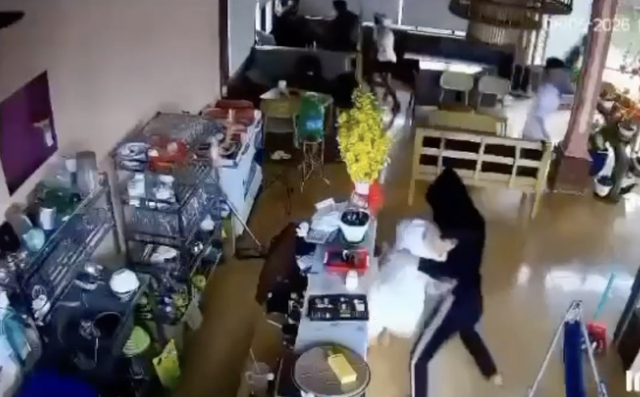 Nh&oacute;m thanh ni&ecirc;n mang hung kh&iacute; lao v&agrave;o qu&aacute;n tấn c&ocirc;ng khiến 1 người tử vong- Ảnh 1.