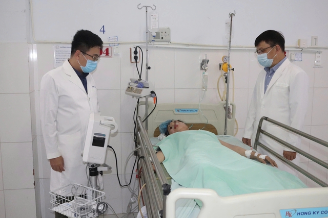 B&aacute;c sĩ Bệnh viện Chợ bay đến Ph&uacute; Quốc trong đ&ecirc;m, cứu c&ocirc;ng nh&acirc;n ng&atilde; gi&agrave;n gi&aacute;o - Ảnh 1.
