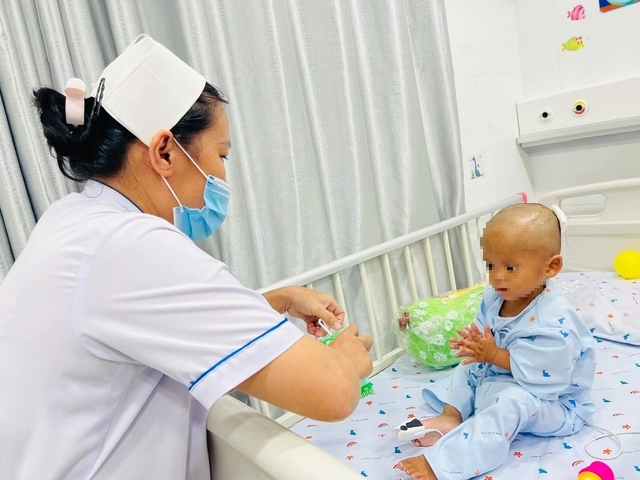 Thông tin mới nhất vụ bé trai 2 tuổi bị bạo hành dã man ở TP.HCM- Ảnh 3.